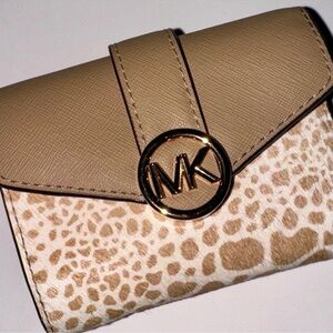 NWT~MICHAEL KORS Carmen wallet